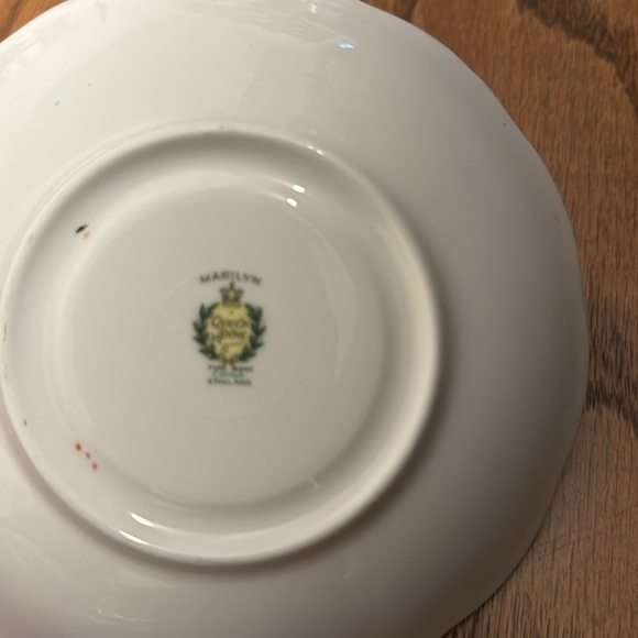 Queen Anne bone china tea cup and saucer Marilyn - Picture 5 of 5